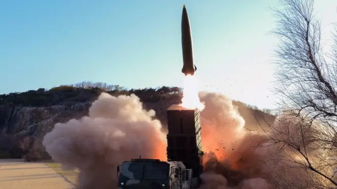 북한 관영 조선중앙통신은 17일 "신형 전술유도무기 시험발사가 성공적으로 진행됐다"으며특히 "전선장거리포병부대들의 화력 타격력을 향상시키고 전술핵 운용의 효과성과 화력임무 다각화를 강화하는 데 커다란 의의를 가진다"고 주장했다.