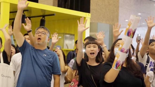 一首名为《愿荣光归香港》的粤语歌曲，在香港社区迅速传播，成为“反送中”抗议中最具标志性的歌曲。 这首歌曲由网民创作，主要创作人Thomas（化名）对BBC表示，他希望透过歌曲凝聚人心，鼓舞示威者的士气。 示威支持者认为，歌曲提供一个新的方式让示威者表达诉求，让更多人参加运动。