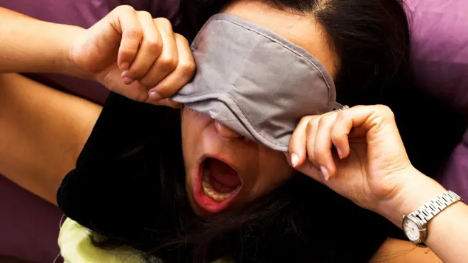 Женщина в маске для глаз