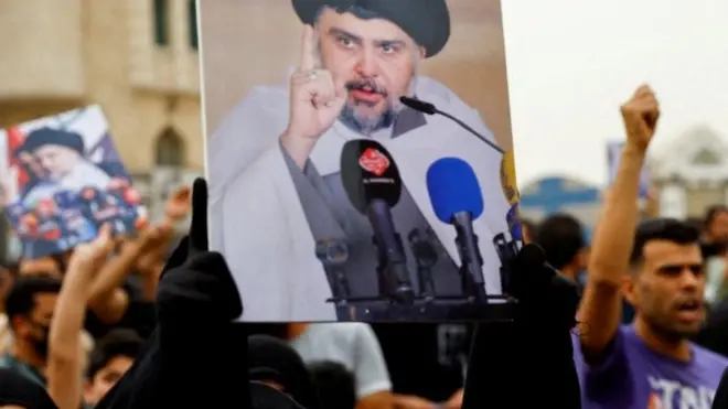 متظاهرون يحملون صورة الصدر