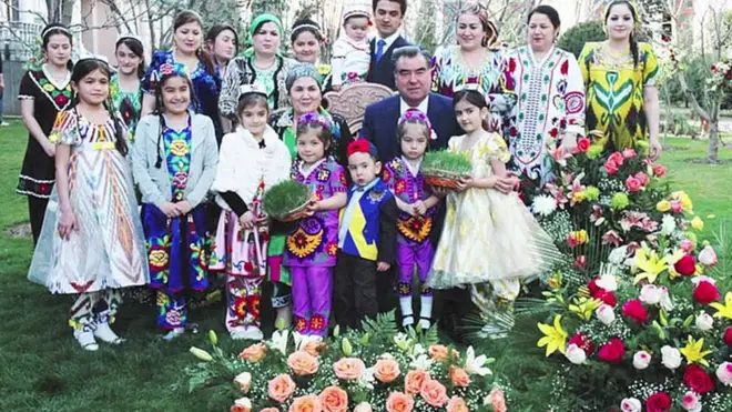 Президент Раҳмон оиласи билан