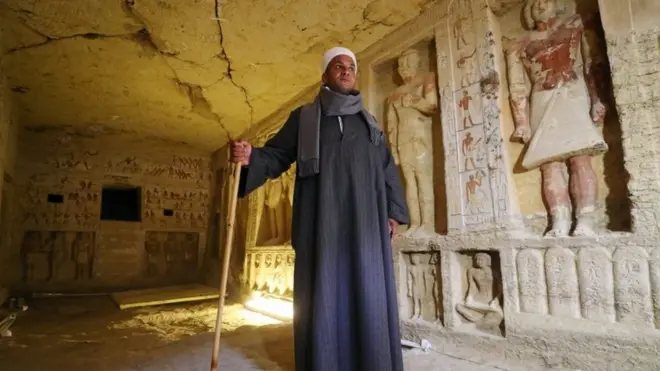Мустафа Абдо, возглавляющий раскопки. Гробница имеет 10 метров в длину, три - в ширину, и чуть менее трех метров в высоту