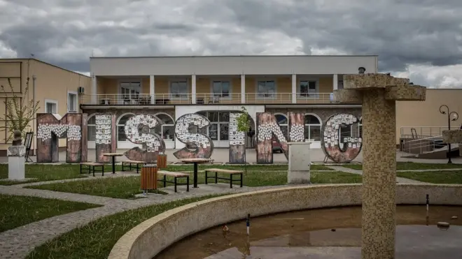 Споменик у Грачаници, посвећен несталима и настрадалима на Косову