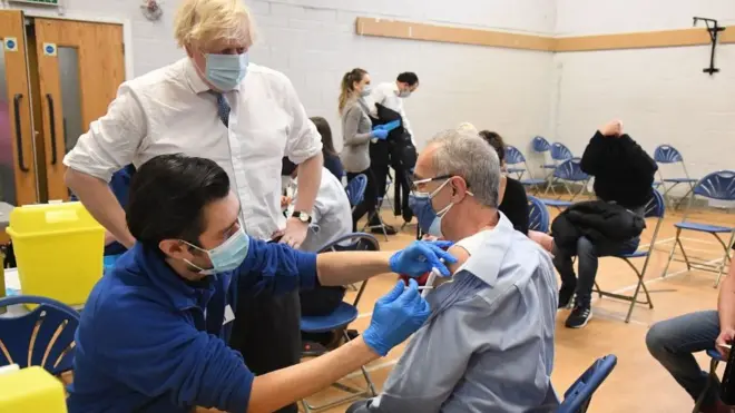 런던에 있는 한 백신 접종 센터를 방문한 보리스 존슨 영국 총리