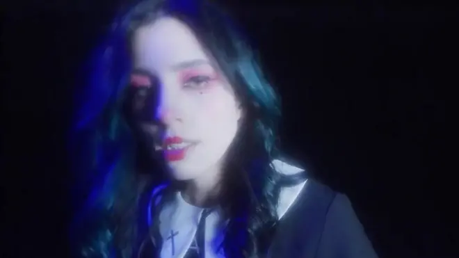 "Война происходит в умах людей": Надежда Толоконникова - о новом клипе и протестах