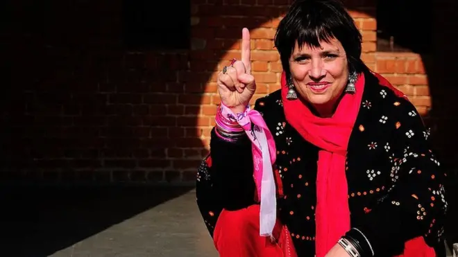 Eve Ensler lamenta que hasta ahora no haya escuchado a ningún hombre pedir disculpas auténticas por los abusos contra las mujeres.