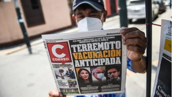 Hombre sostiene un diario que dedica la portada al escándalo.