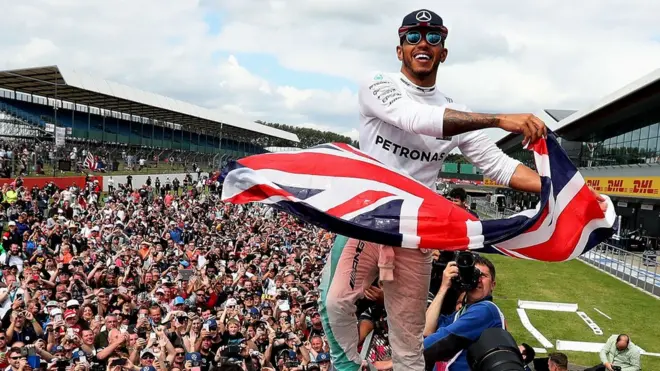 Lewis Hamilton merayakan kemenangan di Grand Prix Inggris yang digelar di Silverstone.
