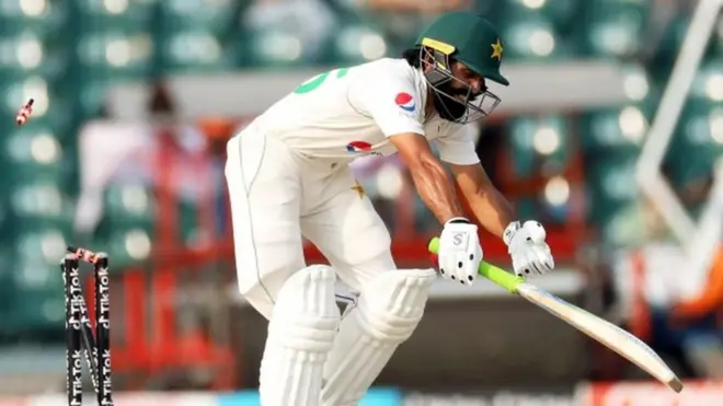 فواد عالم مشکل میں نظر آئے اور صرف 13 رنز بنا سکے