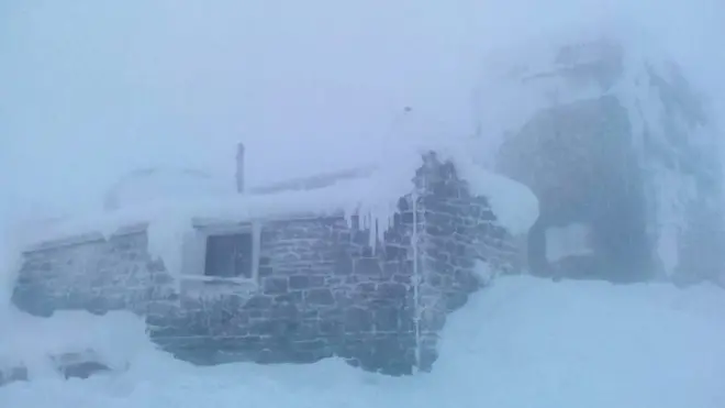 Так виглядала обсерваторія на горі Піп Іван зранку п'ятниці. Згодом погода різго погіршилася