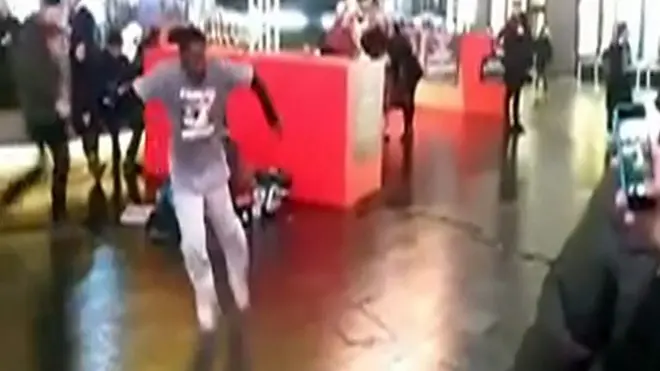 хлопець танцює