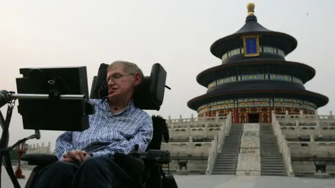 British scientist Stephen Hawking, visits the Temple of Heaven 18 June 2006 in Beijing, China. Hawking is visiting Beijing to attend the 2006 International Conference on String Theory, according to state media.
