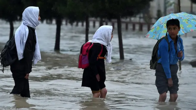 کابل ښار کې تر باران وروسته سړکونه تر ډېره له اوبو ډک او خلکو ته تګ ستونزمن وي.