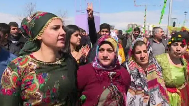نحو مئتي ألف من الأكراد يحتفلون بعيد نوروز في ديار بكر