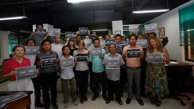 Nhân viên tờ Cambodia Daily cảm ơn bạn đọc qua ảnh đăng trên Twitter