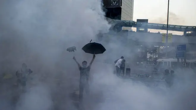 这一代香港人难以忘记的催泪弹画面。