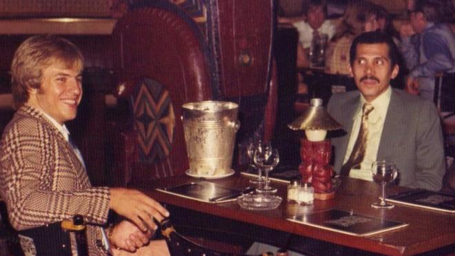 إيمون والأمير عبد الله في مطعم بلندن عام 1976