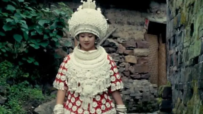 Gümüş geyimli qadın