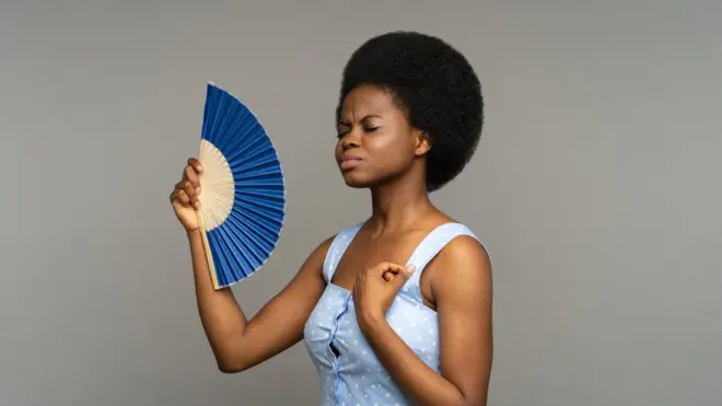 Femme avec un éventail