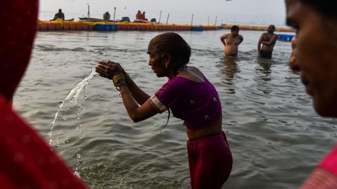 印度安拉阿巴德一位参与大壶节的老太太在河中梳洗（14/1/2019）