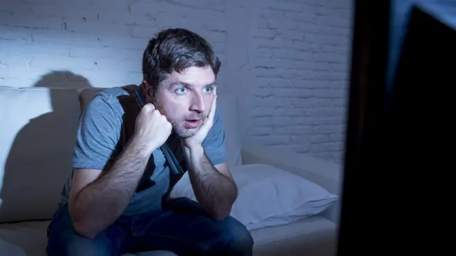 hombre viendo televisión