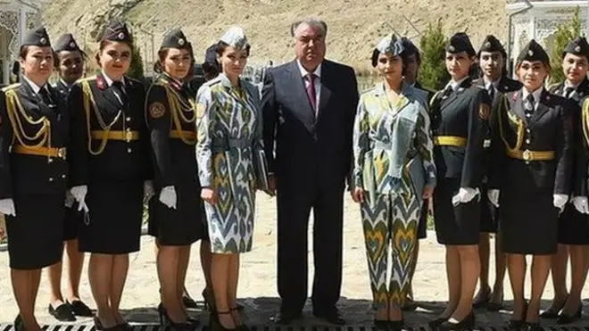Тожикистон Президенти Имомали Раҳмон атлас кийимли ички ишлар вазирлиги ходималари билан бирга тушган фото
