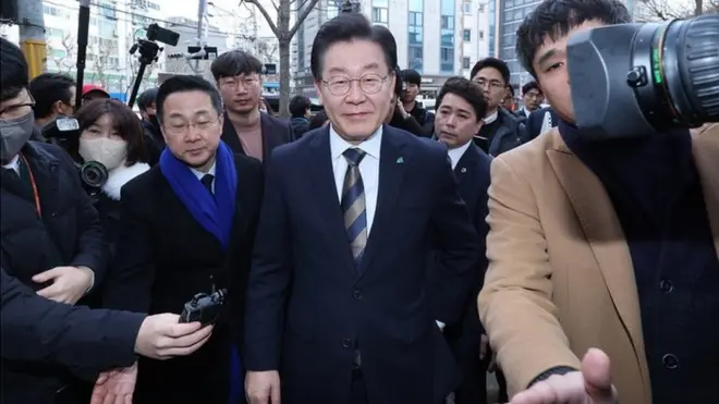 이재명 더불어민주당 대표가 16일 오전 난방비 지원 점검차 서울 관악구 한 경로당을 방문하고 있다 (공동취재)