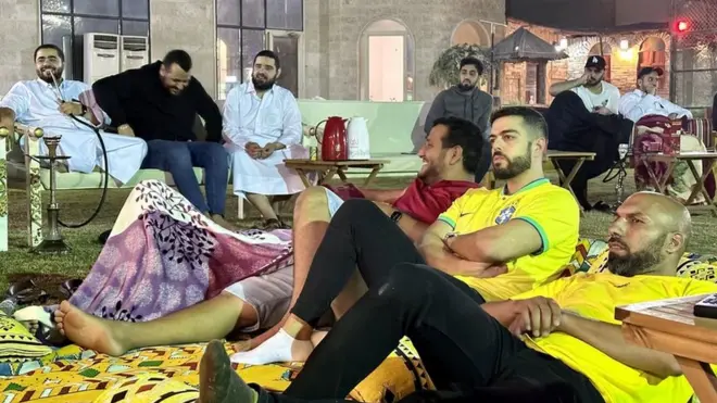 El joven qatarí Abdulla al Qatami es fan total de Brasil, aunque también apoya a su selección nacional.