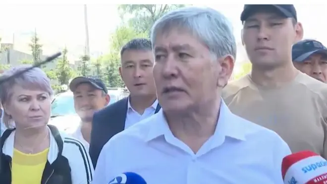 Атамбаев Кой-Таштагы үйүнөн көп адамдын коштоосунда жолго чыкты