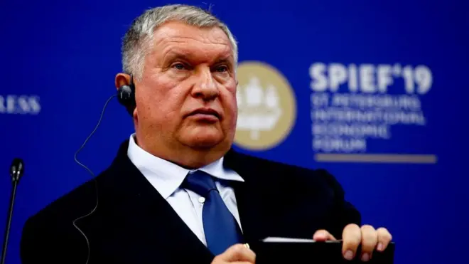 По данным Рейтер, Сечин и люди из его окружения летали отдыхать на Майорку, Ибицу, Сардинию и Мальдивы на корпоративных самолетах