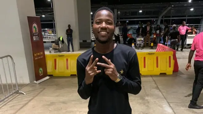 Scott pose for pishure