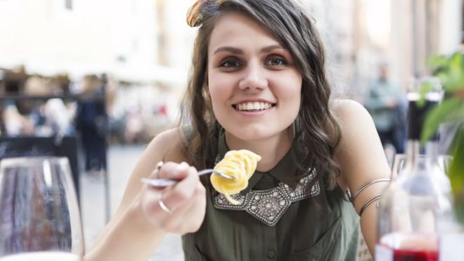 Joven comiendo pasta