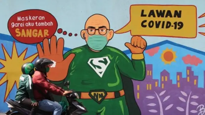 Pengendara motor melintas di dekat dinding bermural di terowongan Mayjen Sungkono, Surabaya, Jawa Timur, Minggu (22/11/2020).