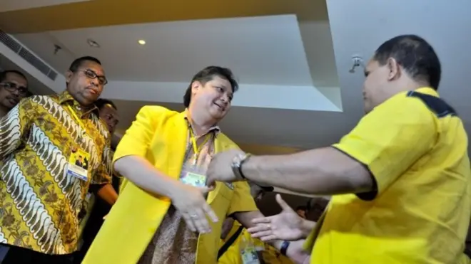 Airlangga Hartarto (tengah) ditetapkan sebagai ketua umum Golkar pada rapat pleno 13 Desember lalu, namun harus dikukuhkan dalam Munaslub 18-20 Desember.