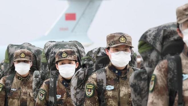 2月2日，中國空運軍隊支援湖北醫療隊抵達武漢天河機場。