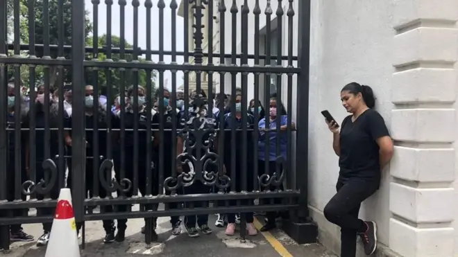 කොටුවේ ජනපති නිල නිවෙස ඉදිරියේ අද (ජූලි 6) විරෝධතාවක් පැවැත්වූ සමගි ජන බලවේගයේ හිටපු පාර්ලිමේන්තු මන්ත්‍රිනී හිරුණිකා ප්‍රේමචන්ද්‍ර