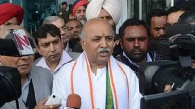 પત્રકારો સાથે વાત કરતા પ્રવીણ તોગડિયા