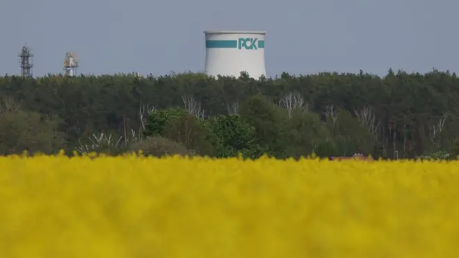 Этот НПЗ в Германии контролируется "Роснефтью" и получает 100% нефти из России по "Дружбе"