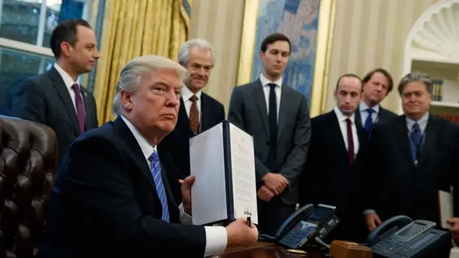 Donald Trump akipinga sheria ya kuruhusu uavyaji mimba