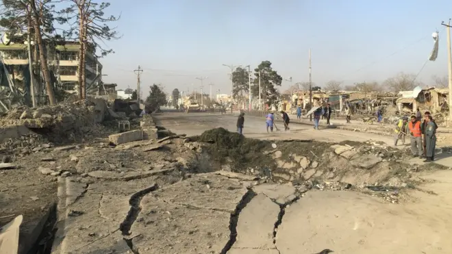 د بلخ امنيه قومندان عبدالرزاق قادري په وینا دری کسه په دغه برید کې وژل شوي چې ملکي کسان دي