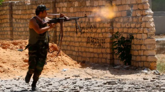 تشهد ليبيا انفلاتا أمنيا وفوضى عارمة منذ سقوط نظام معمر القذافي