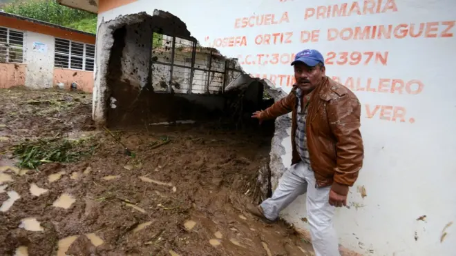 En Veracruz un deslizamiento de tierra derrumbó parte de un muro de una escuela en Temazolapa.