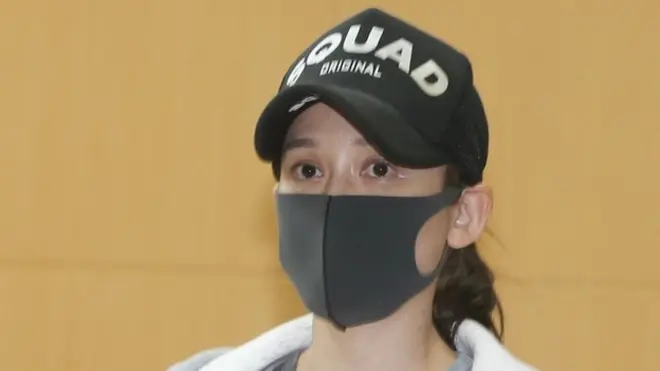 陈乔恩酒驾被捕后打扮朴素面对媒体。