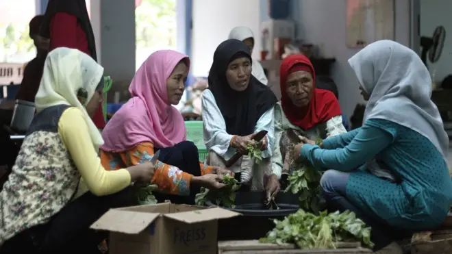 Sejumlah perempuan pengungsi Syiah asal Sampang Madura menyiapkan makanan berbuka puasa di rumah susun penampungan di Sidoarjo, Jawa Timur.