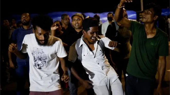 ผู้ประท้วงชาวศรีลังกาในกรุงโคลัมโบ เฉลิมฉลองการลาออกของประธานาธิบดีโกตาบายา ราชปักษา