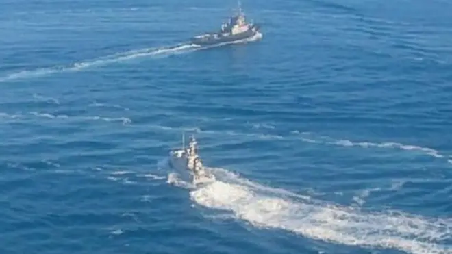 रूस के नौसैनिक जहाज़ों ने यूक्रेन के जहाज़ों का पीछा करके उन्हें रोका