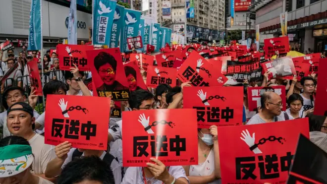 警方说，6月9日的游行人数最高峰为24万人，主办单位称参与游行人数为103万。
