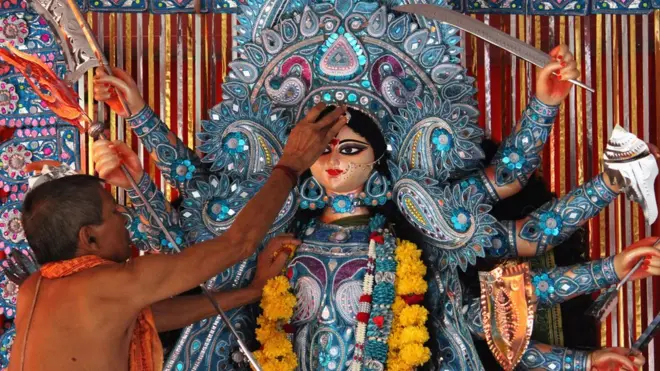 राजस्थान के अजमेर में देवी दुर्गा की पूजा करता हुआ पुजारी.