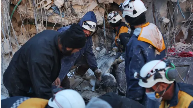 رجال الإنقاذ في سباق مع الزمن