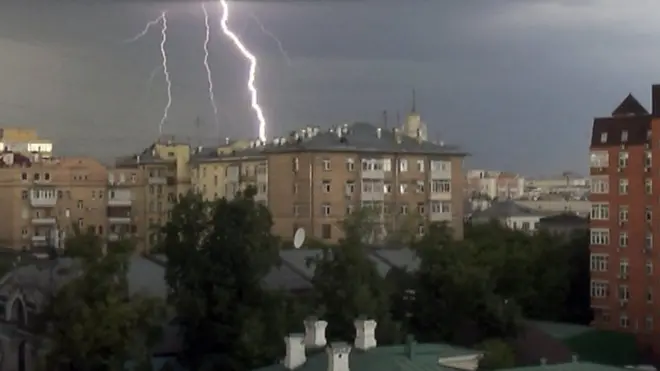 В мае в Москве шел снег, а в июне прошел "тропический" дождь. В некоторых районах он сопровождался градом.